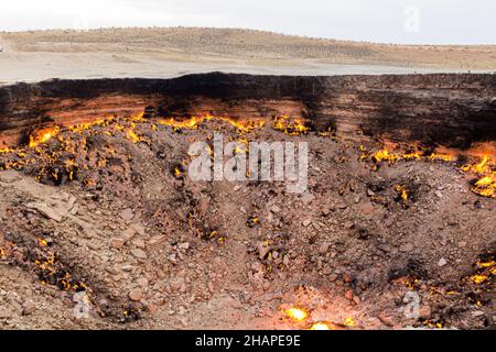 Darvaza Derweze cratère à gaz porte de l'Enfer ou portes de l'Enfer au Turkménistan Banque D'Images