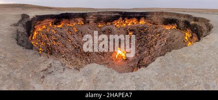 Le cratère à gaz Darvaza Derweze a également appelé la porte de l'Enfer au Turkménistan Banque D'Images