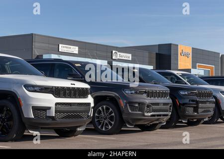 Lafayette - Circa décembre 2021 : exposition de vus Jeep Grand Cherokee dans un concessionnaire Stellantis Jeep.Les modèles Grand Cherokee comprennent le Laredo, Freedo Banque D'Images