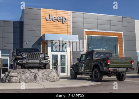 Lafayette - Circa décembre 2021: Jeep Wrangler et Gladiator exposition dans un concessionnaire Stellantis.Les filiales Stellantis de FCA sont Chrysler, Dogg Banque D'Images