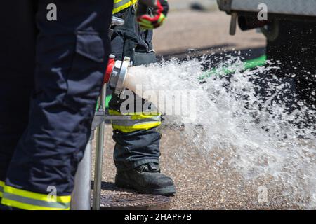 Gros plan sur les pompiers allemands qui travaillent dur à la lumière du jour Banque D'Images