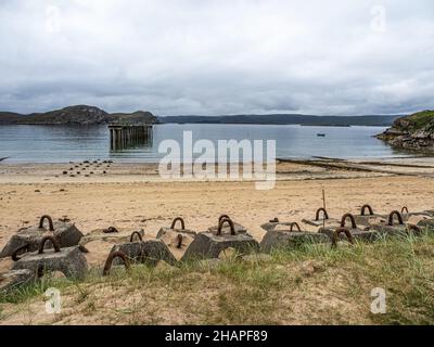 Vestiges du dépôt de défense Boom de WW2 et de la jetée sur Loch Ewe, à Mellon Charles, Wester Ross, Highlands of Scotland Banque D'Images