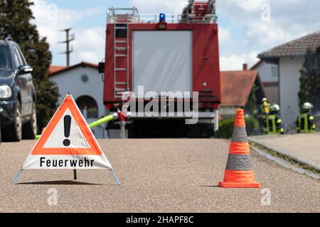 Gros plan d'un panneau de brigade en allemand, pompiers dur au travail pendant la lumière du jour Banque D'Images