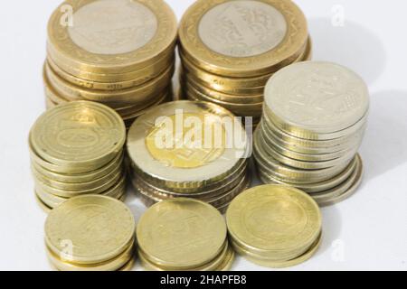 Vue de dessus des piles de pièces de lira turques Banque D'Images