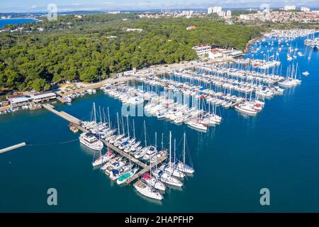 Bateaux, voiliers et yachts à Port Bunarina, vue aérienne, Pula, Istrie, Croatie Banque D'Images