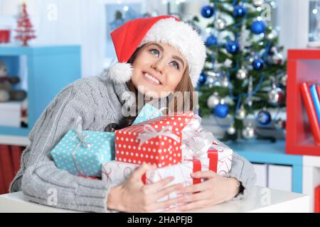 Portrait of smiling woman with Christmas gifts Banque D'Images