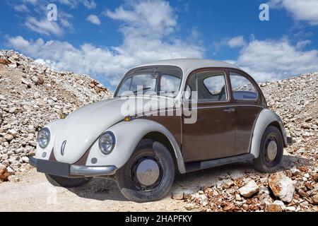 PULA, CROATIE - 25 JUIN 2015: Vieille voiture de coléoptère VW garée au passage étroit en pierre à Pula, Croatie Banque D'Images