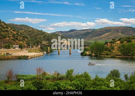 Vue sur le Ponte de Portas de Rodao, un pont au Portugal. Banque D'Images