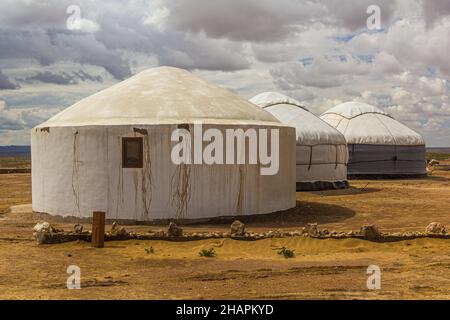 Camp de yourt près de la forteresse Ayaz Qala dans le désert de Kyzylkum, Ouzbékistan Banque D'Images