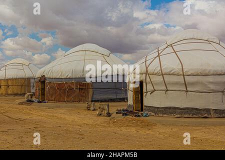 Camp de yourt près de la forteresse Ayaz Qala dans le désert de Kyzylkum, Ouzbékistan Banque D'Images