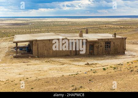 Bâtiment en terre près de la forteresse Ayaz Qala dans le désert de Kyzylkum, Ouzbékistan Banque D'Images