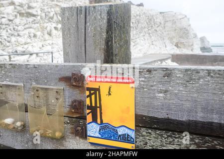 Danger,ne,pas,sauter,de,falaise,falaises,dangereux,hobby,suicide,suicidaire,Seaford,Seaford Head,côte,littoral,littoral,littoral,littoral,ville,dans,l'est,Sussex,est Sussex,Angleterre,anglais,GB,Grande-Bretagne,britannique,Royaume-Uni,Europe,européen,août,météo,été, Banque D'Images