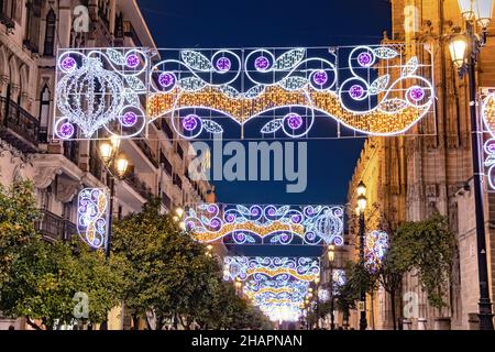 Noël lumières décoration dans l'avenue Constitution, Avenida de la Constitución, à Séville, Andalousie, Espagne Banque D'Images