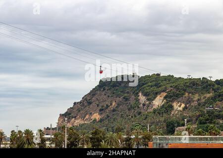 Vue sur le téléphérique qui monte jusqu'à la montagne Montjuic à Barcelone, Catalogne, Espagne Banque D'Images