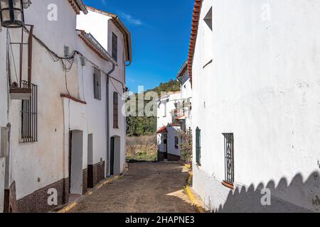 Rue étroite à Castaño del Robledo, villages blancs d'Andalousie, Huelva, Espagne Banque D'Images