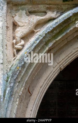 Un dragon sculpté dans le coin de l'arche de porche en pierre à l'église Sainte Marie de l'Assomption, Ufford, Suffolk, Royaume-Uni Banque D'Images