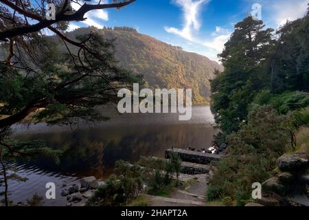 Le lac supérieur de Glendaloch à l'ancienne colonie monastique de Glendalogh, comté de Wicklow, République d'Irlande Banque D'Images