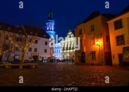 Place principale de Sopron illuminée, noël, heure d'hiver Banque D'Images