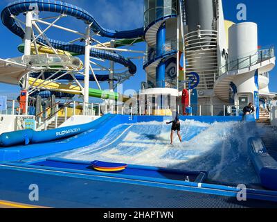 Orlando, FL États-Unis - 6 décembre 2021 : la région de Flowrider à bord du Royal Caribbean RCL Independence of the Seas Cruise Ship. Banque D'Images