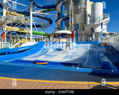 Orlando, FL États-Unis - 6 décembre 2021 : la région de Flowrider à bord du Royal Caribbean RCL Independence of the Seas Cruise Ship. Banque D'Images