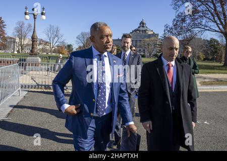 Washington, États-Unis.14th décembre 2021.Le procureur général Karl racine arrive pour une conférence de presse au Capitole des États-Unis à Washington, DC, le mardi 14 décembre 2021.Le procureur général racine a déclaré qu'il poursuivait les fiers Boys et les Oath Keepers, le premier procès civil d'une entité gouvernementale contre les insurgés du 6 janvier, ils ont causé des dommages considérables au District, à notre démocratie et en particulier aux hommes et femmes courageux de notre service de police métropolitain.Photo par Tasos Katopodis/UPI crédit: UPI/Alay Live News Banque D'Images