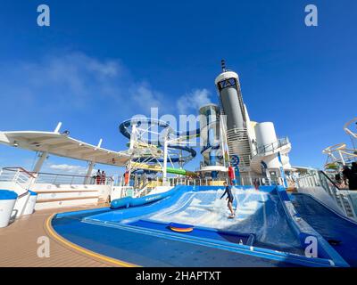 Orlando, FL États-Unis - 6 décembre 2021 : la région de Flowrider à bord du Royal Caribbean RCL Independence of the Seas Cruise Ship. Banque D'Images