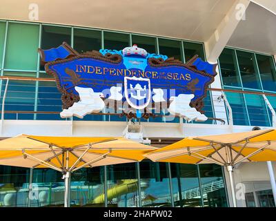 Orlando, FL USA-décembre 6, 2021: Le logo et le signe sur le navire de croisière Royal Caribbean RCL Independence of the Seas à Port Canaveral, Floride. Banque D'Images