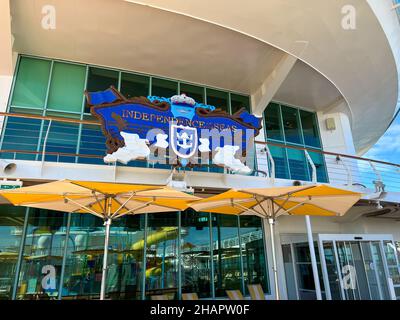 Orlando, FL USA-décembre 6, 2021: Le logo et le signe sur le navire de croisière Royal Caribbean RCL Independence of the Seas à Port Canaveral, Floride. Banque D'Images