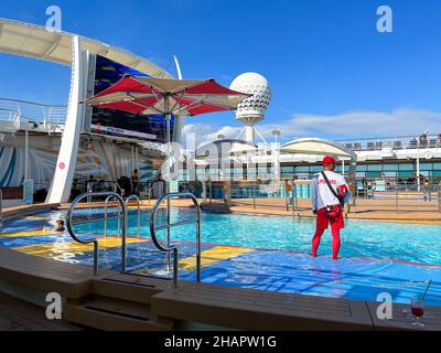 Orlando, FL USA-6 décembre, 2021: La piscine principale sur le Royal Caribbean RCL bateau de croisière indépendance des mers à Port Canaveral, Floride. Banque D'Images