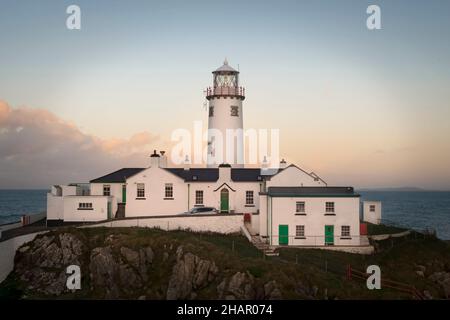 Le phare emblématique de Fanad Head sous le clair de lune. Banque D'Images