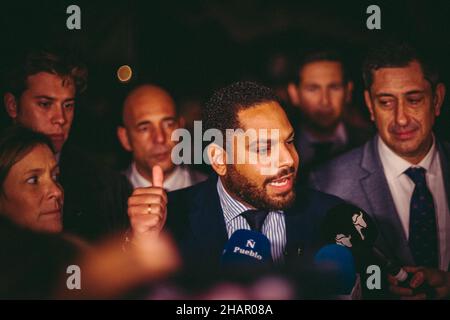 Barcelone, Espagne.14th décembre 2021.IGNACIO GARRIGA, président du parti de droite VOX au Parlement catalan, assiste à la presse lors d'une manifestation contre l'imposition,L'endoctrinement et le suprématie dans le système d'éducation publique après que la haute cour catalane a statué en faveur d'un quart des leçons à enseigner en espagnol, qui est pris par le gouvernement régional catalan comme "une attaque intolérable".Credit: Matthias Oesterle/Alamy Live News Banque D'Images