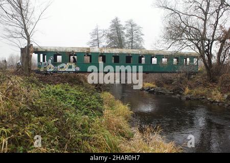 Une voiture de tourisme est installée comme passerelle au-dessus de la rivière Slatina près du village de Vígľaš près de Zvolen en Slovaquie.Le transport de passagers de classe 2nd en date de 1931 fabriqué par Ringhoffer Prague a été installé en 1960s par des habitants locaux pour court-circuiter le chemin de Dolinka à Hájnik. Banque D'Images