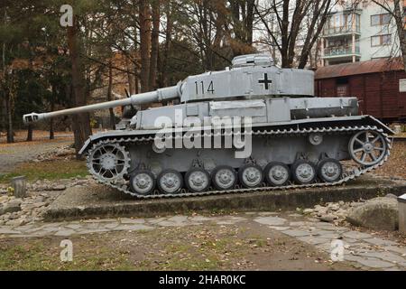 Réservoir moyen allemand Panzerkampfwagen IV (Pz.Kpfw.IV) communément connu sous le nom de Panzer IV utilisé pendant la Seconde Guerre mondiale en exposition à côté du Musée du soulèvement national slovaque (Múzeum Slovenského národného povstoria) à Banská Bystrica, Slovaquie. Banque D'Images