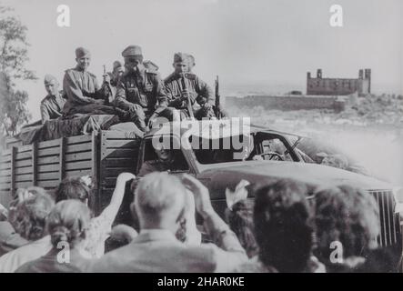 Les troupes de l'Armée rouge quittent Bratislava à l'été 1945.Les ruines du château de Bratislava (Bratislava lavský hrad) sont visibles en arrière-plan.Photographie d'époque en noir et blanc par un photographe inconnu. Banque D'Images