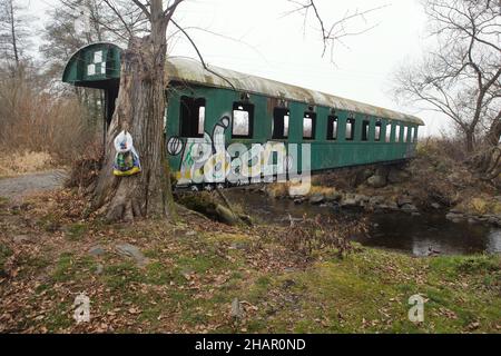 Une voiture de tourisme est installée comme passerelle au-dessus de la rivière Slatina près du village de Vígľaš près de Zvolen en Slovaquie.Le transport de passagers de classe 2nd en date de 1931 fabriqué par Ringhoffer Prague a été installé en 1960s par des habitants locaux pour court-circuiter le chemin de Dolinka à Hájnik. Banque D'Images