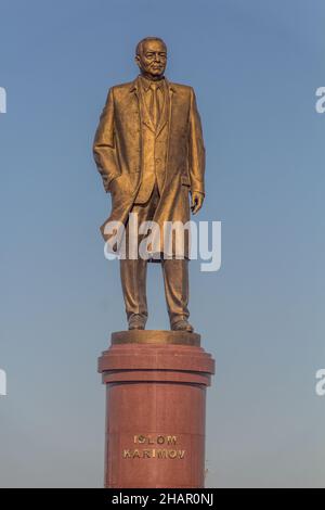 SAMARKAND, OUZBÉKISTAN : 27 AVRIL 2018 : statue d'Iglom Karimov, ancien chef d'Ouzbékistan, à Samarkand Banque D'Images