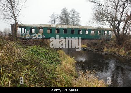 Une voiture de tourisme est installée comme passerelle au-dessus de la rivière Slatina près du village de Vígľaš près de Zvolen en Slovaquie.Le transport de passagers de classe 2nd en date de 1931 fabriqué par Ringhoffer Prague a été installé en 1960s par des habitants locaux pour court-circuiter le chemin de Dolinka à Hájnik. Banque D'Images