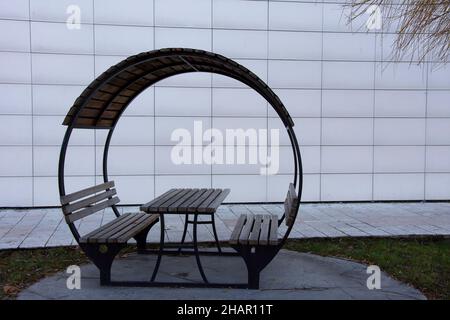 Bancs en bois vides couverts dans le parc Banque D'Images