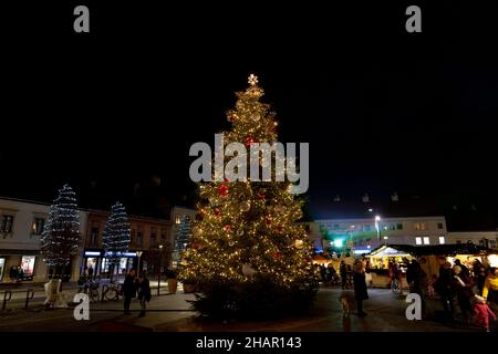 12.14.2021. Sopron, Hongrie: Marché de noël de Sopron illuminé temps d'hiver avec un énorme arbre de noël Banque D'Images