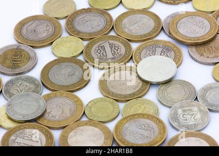 La lire turque permet de réaliser des économies sur les pièces métalliques sur fond blanc Banque D'Images