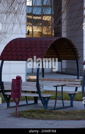 Bancs en bois vides couverts dans le parc Banque D'Images