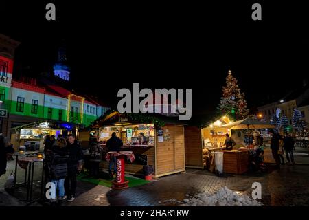 12.14.2021. Sopron, Hongrie: Marché de noël de Sopron illuminé temps d'hiver avec un énorme arbre de noël Banque D'Images