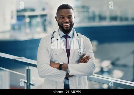 Portrait d'un beau médecin afro-américain souriant Banque D'Images
