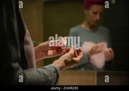 Jeune femme faisant un test d'auto-dépistage du coronavirus à domicile dans une image conceptuelle de la nouvelle réalité. Banque D'Images