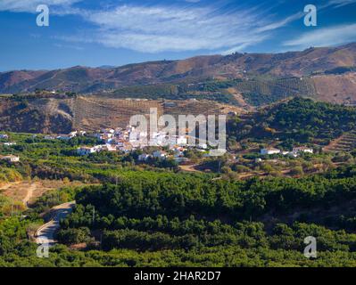 Une vue lointaine de Benamagosa, province de Malaga, Andalousie, Espagne. Banque D'Images