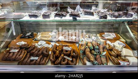 Une sélection de Chorizo en vente sur le marché de Loule, Portugal. Banque D'Images