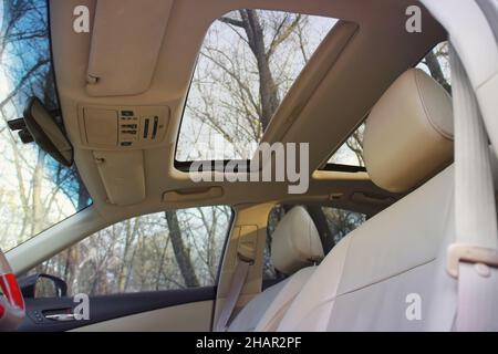 Service de luxe intérieur de voiture.Toit panoramique Banque D'Images