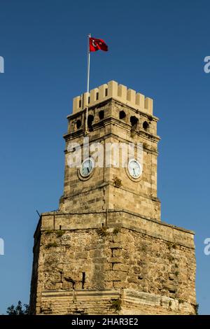 Antalya/Turquie:07.25.2020 Tour de l'horloge de la ville d'Antalya en Turquie, ciel bleu Banque D'Images