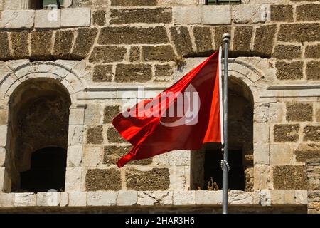 Drapeau turc en orne devant l'ancien théâtre de la ville d'Aspendos-Antalya en Turquie Banque D'Images