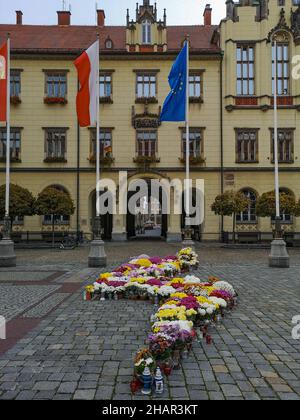 Wroclaw, Pologne - novembre 7 2020 : fleurs et bougies disposées en forme de foudre sur la place du marché comme symbole de protestation contre le gouvernement Banque D'Images